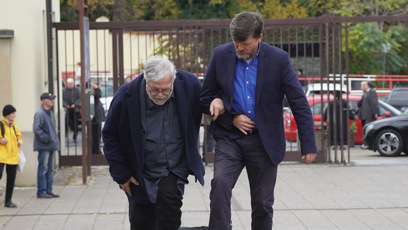 FOTO: Jan Kačer přichází na pohřeb Josefa Somra.
