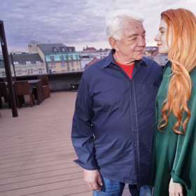 Kamarádi po sobě většinou neházejí pohledy, jako těsně před hollywoodským polibkem...