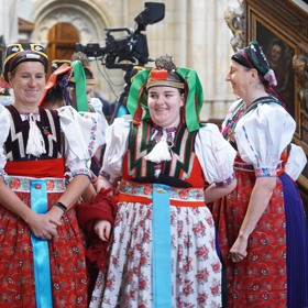 Symbolicky nechyběly ani slovenské kroje.  