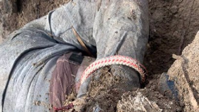 FOTO: Jeden ze dvou mužů nalezený v mělkém hrobě si před smrtí prošel brutálním mučením, kdy mu Rusové vytrhali nehty.