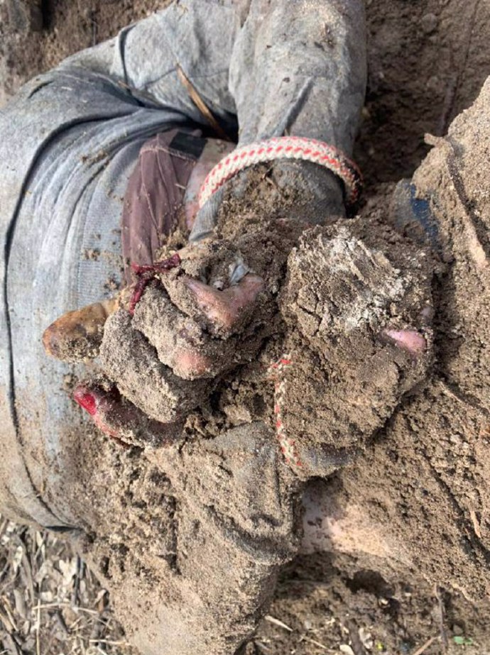 FOTO: Jeden ze dvou mužů nalezený v mělkém hrobě si před smrtí prošel brutálním mučením, kdy mu Rusové vytrhali nehty. – stránka 933