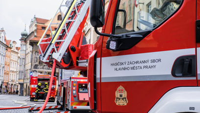 FOTO: Při tragickém požáru v Praze zemřel jeden člověk.