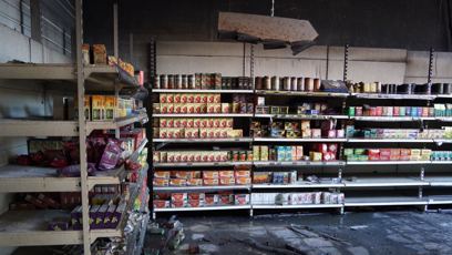 FOTO: Rusové bombardovali ukrajinské nákupní centrum v Kremenčuku.