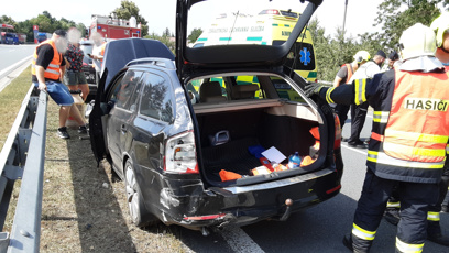 FOTO: U Mohelnice se střetl autobus s osobním autem.