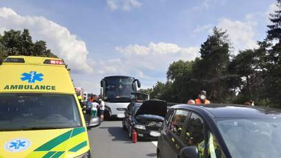 FOTO: U Mohelnice se střetl autobus s osobním autem. Dvě děti jsou zraněné.