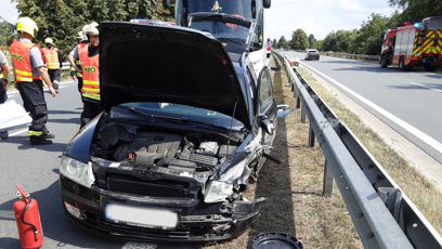 FOTO: U Mohelnice se střetl autobus s osobním autem. Na místě zasahovali hasiči.