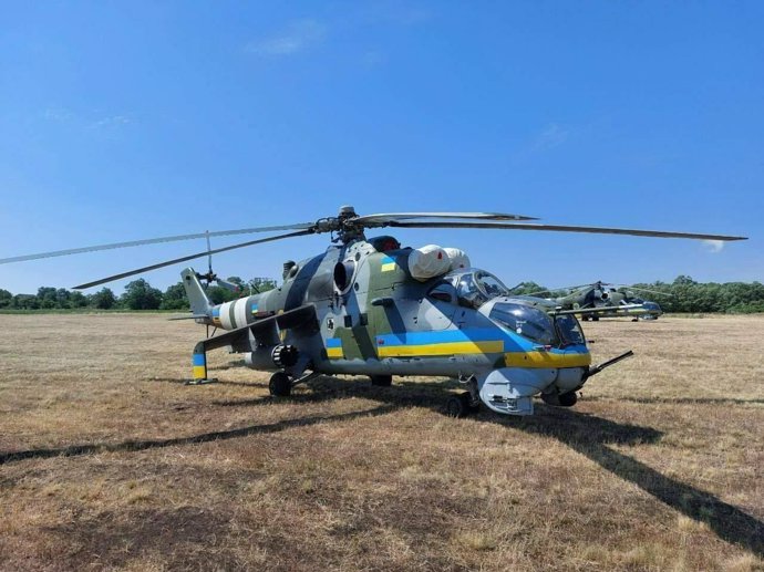 FOTO: Vrtulníky dodané z Česka na Ukrajině. – stránka 894