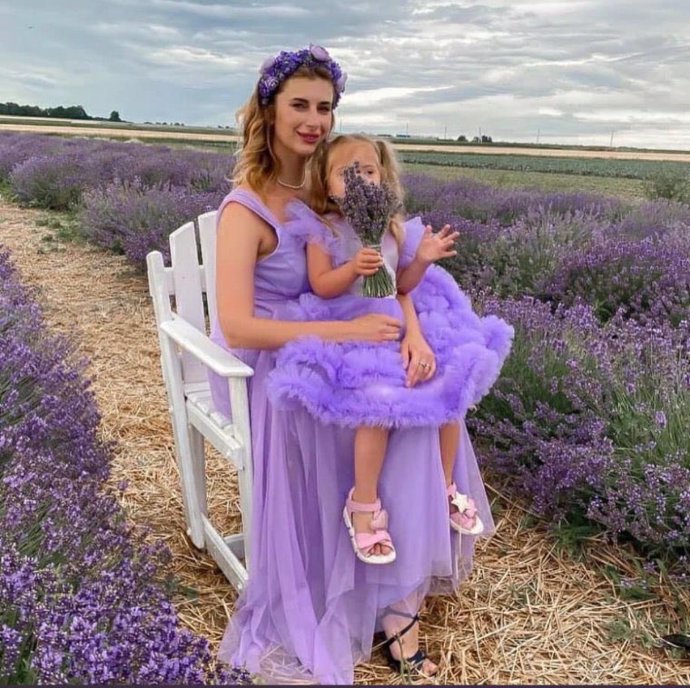 FOTO: Fotka Lizy Dmitrievové s matkou Irinou. – stránka 851