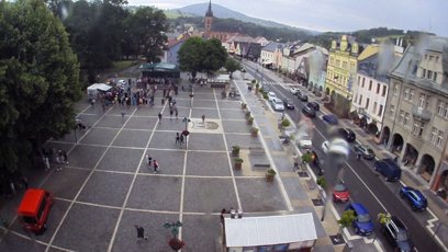 FOTO: Babišův mítink ve Vrchlabí utnulo deštivé počasí.