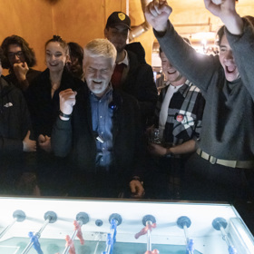 Generál Petr Pavel se setkal s mladými lidmi.