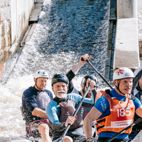 Dojeli do Českého Krumlova.