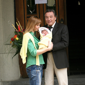 Karel Gott a Ivana na cestě s Charlotte z porodnice. 