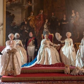 Královna v podání Goldy Rosheuvel v seriálu Bridgertonovi.