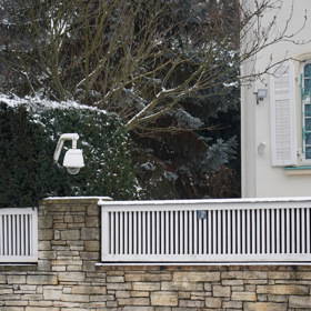 Zabezpečení dává vědět, že nejde o obyčejnou vilu.