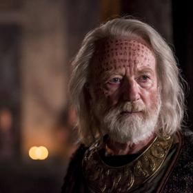 Ian McDiarmid hraje také v seriálu Britannia.