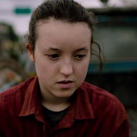 Bella Ramsey na sociálních sítích schytala kritiku, že na Ellie není dost hezká.