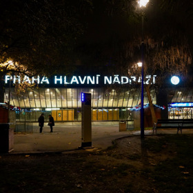 Budova "Hlaváku" v noci.