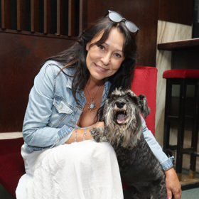 Heidi Janků kombinuje džínovou bundu v romantickými bílými šaty.