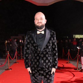 Písničkář Pokáč se hodil do gala.