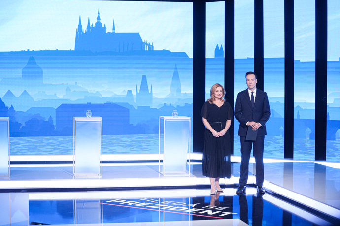 FOTO: Moderátoři Superdebaty CNN Prima NEWS Terezie Tománková a Petr Suchoň. – stránka 3972