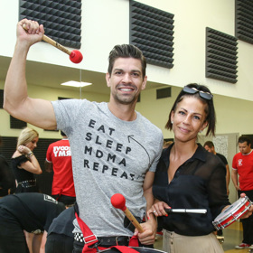 Petr s tmavovlasou kráskou Lenkou.