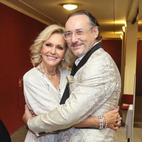 Helena Vondráčková v objetí kolegy a kamaráda zpěváka Mariana Vojtka.