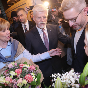 Petr Pavel a jeho žena Eva přivítali v jeho štábu Danuši Nerudovou s jejím mužem Robertem. Nerudová, která skončila ve volbě na třetím místě, přijela podpořit Petra Pavla v druhém kole prezidentské volby. 