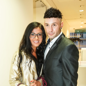 Sámer Issa po boku bývalé přítelkyně Julie. 