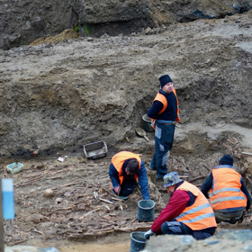 Na místě pracují archeologové.