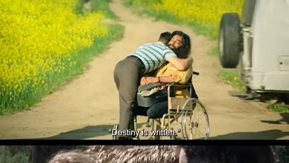 FOTO: Porovnání indické verze Forresta Gumpa (nahoře) s americkým originálem z roku 1994 (dole).