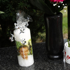 Na hrobu je spousta upomínkových předmětů z celého světa, některé s Mistrovou podobiznou