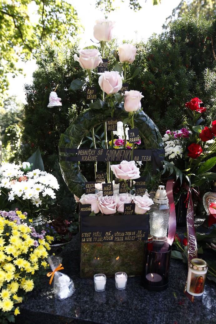 FOTO: Hrob Karla Gotta. – stránka 240