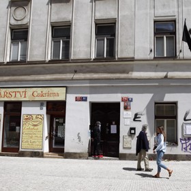 V Bělehradské ulici na Vinohradech muž postřelil úřednici.