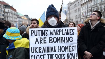 FOTO: Uzavřete nebe! Hlásá transparent.