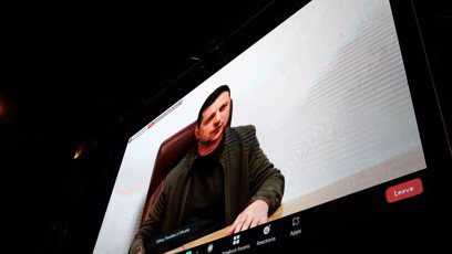 FOTO: Přes telemost se připojil i Volodymyr Zelenský.