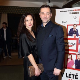 Ondřej Sokol tvoří pár s o  21 let mladší partnerkou Nikolou.