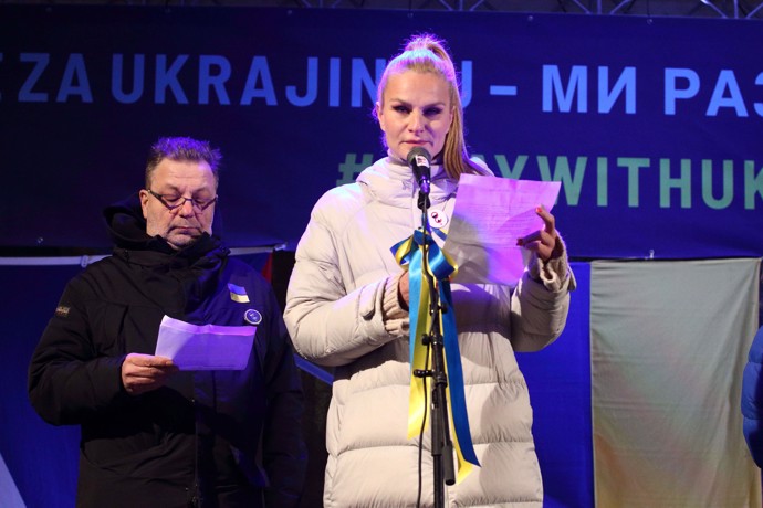 FOTO: Iva Pazderková čte svůj projev. – stránka 1502