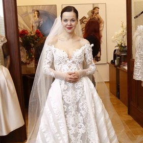 Šaty s odhalenými rameny byly doplněný o krásný závoj připevněný k vlasům.