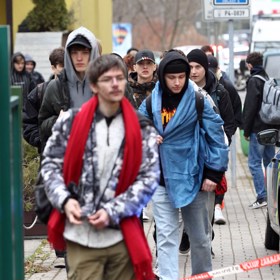 Studenti opouštějí budovu učiliště.