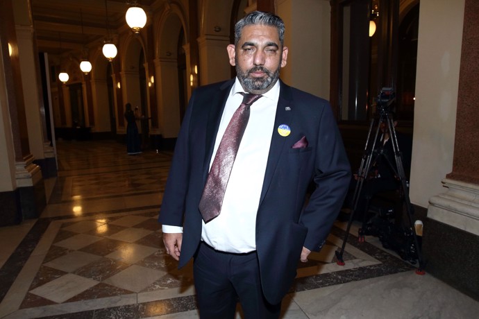 FOTO: Zdeněk Godla nevychytal délku kravaty. – stránka 19