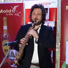 Syn Felix se dokonce postaral i o hudební vložku. 