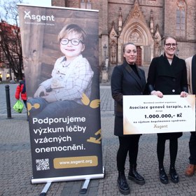 Součástí bylo předání šeku v hodnotě 1 milion Kč na výzkum onemocnění.