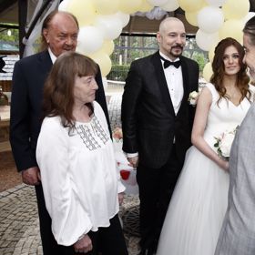 Gratulanti se jen hrnuli.