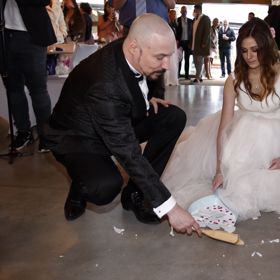 Novomanželé rozbili společně talíř. 