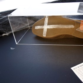 "Bota Andreje Babiše" odkazuje na desetitisíce mrtvých během pandemie covidu.