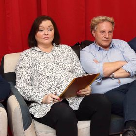 Dominika soustředěně vybírala snad budoucího Muže roku. 