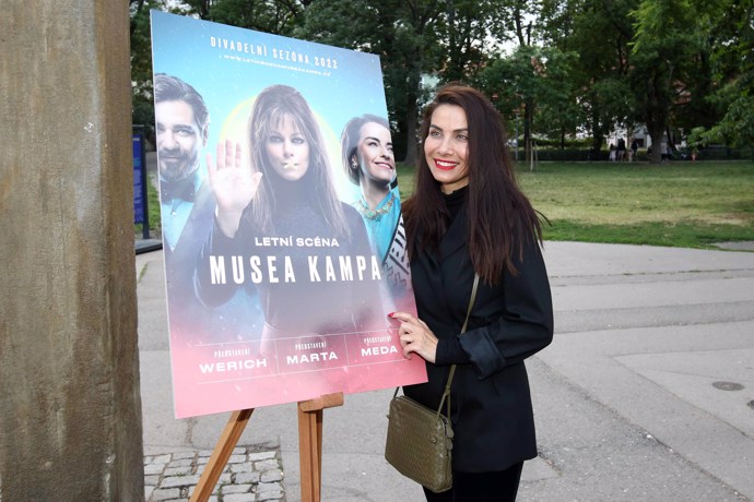 FOTO: Eva Decastelo na premiéře recitálu Marta. – stránka 184