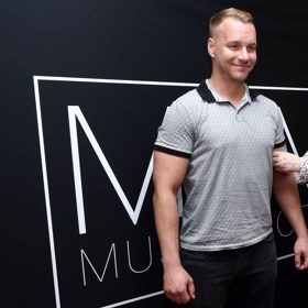 Dominika mladému sympaťákovi měřila bicepsy.