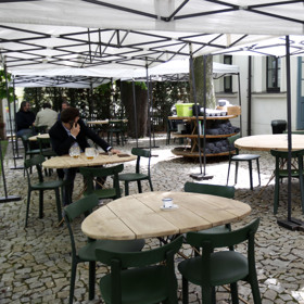 Zahrádka Jana Punčocháře byla dnes ve 14:00 téměř prázdná, restauratér očekává nárůst ve večerních hodinách po práci.