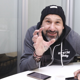 Dj Uwa se s Jonákem seznámil právě v legendárním Discolandu Sylvie. O tom, jak to tenkrát chodilo, se Uwa rozpovídal v pořadu eXtra Host. 